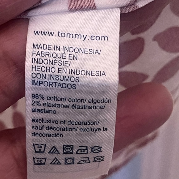 NWT- Tommy Hilfiger floral short sleeve shirt. Size medium - Picture 10 of 11